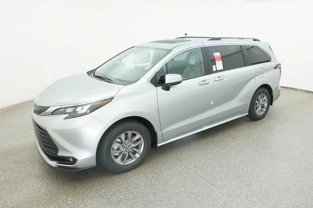 2025 Toyota Sienna XLE photo 1