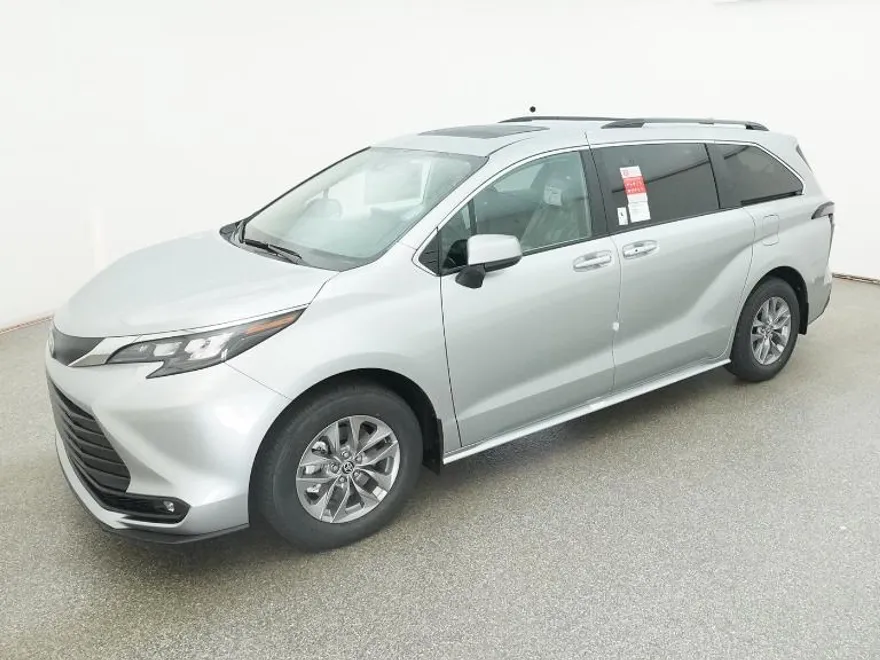 2025 Toyota Sienna XLE photo 1