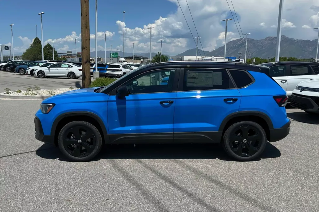 2025 Volkswagen Taos SE photo 1
