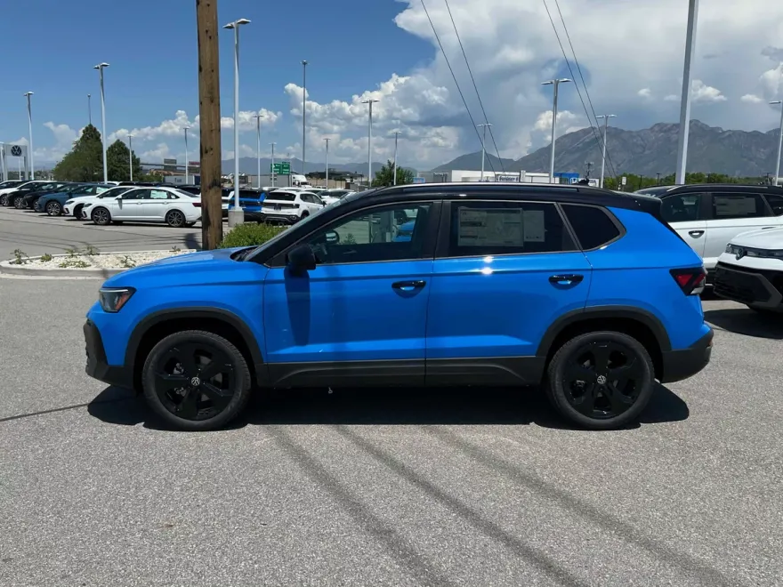 2025 Volkswagen Taos SE photo 1