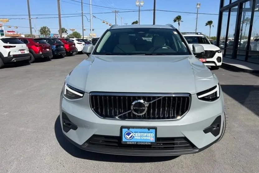 2025 Volvo XC40 Plus photo 1