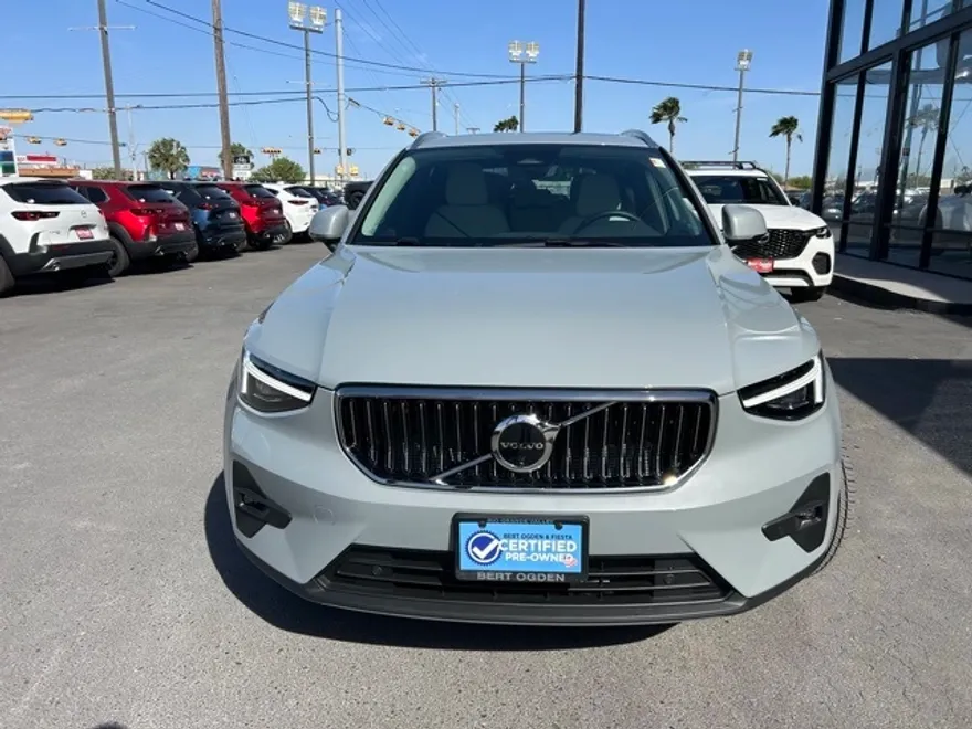 2025 Volvo XC40 Plus photo 1