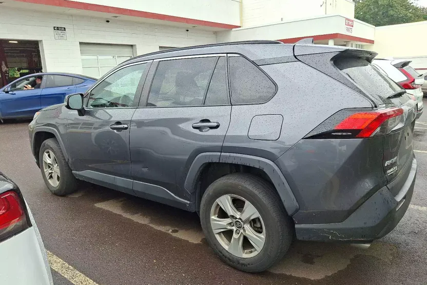 2020 Toyota RAV4 XLE photo 1