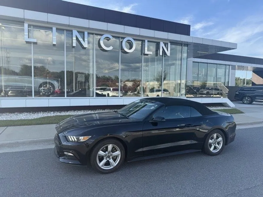 2017 Ford Mustang V6 Convertible photo 1