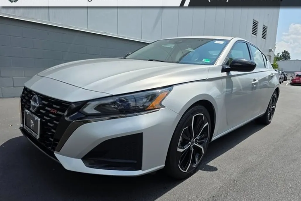 2023 Nissan Altima 2.5 SR photo 1