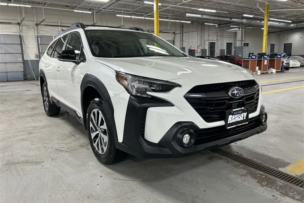 2025 Subaru Outback Premium photo 1