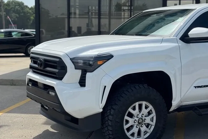 2024 Toyota Tacoma SR5 photo 1