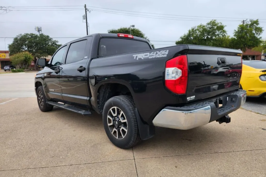 2017 Toyota Tundra CrewMax SR5 photo 1