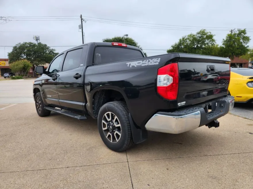 2017 Toyota Tundra CrewMax SR5 photo 1
