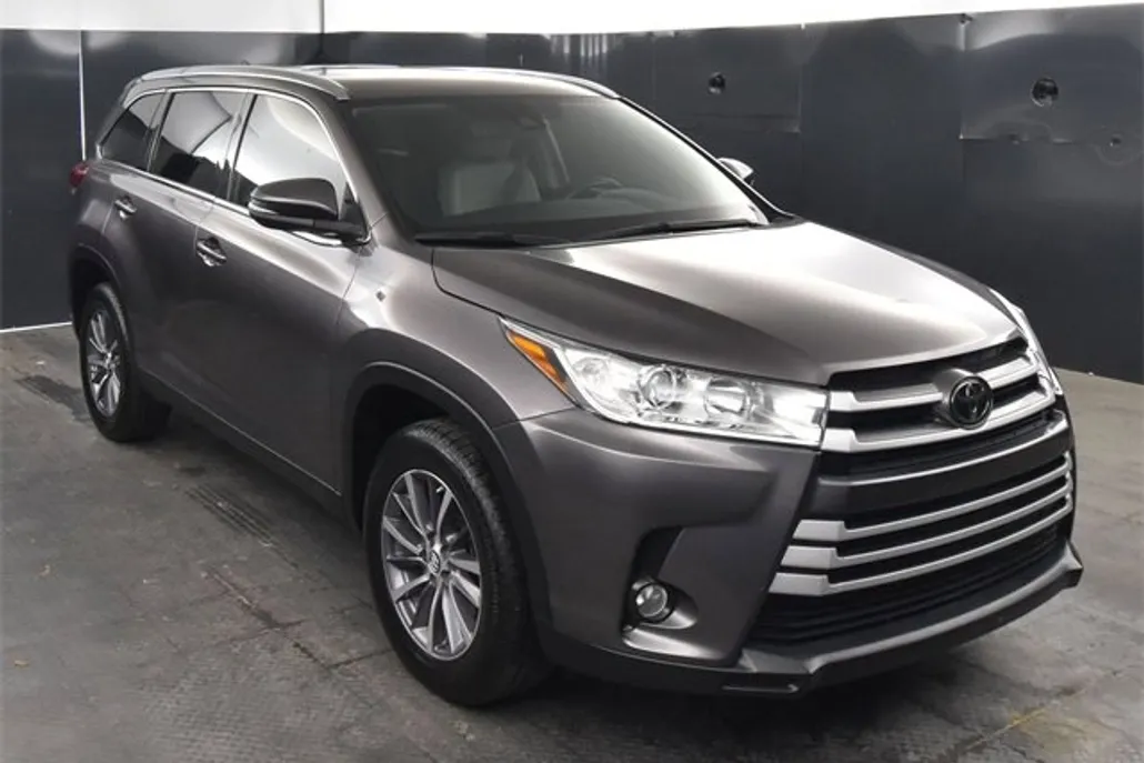 2019 Toyota Highlander SE photo 1