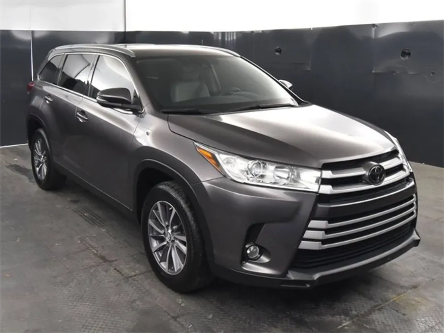 2019 Toyota Highlander SE photo 1
