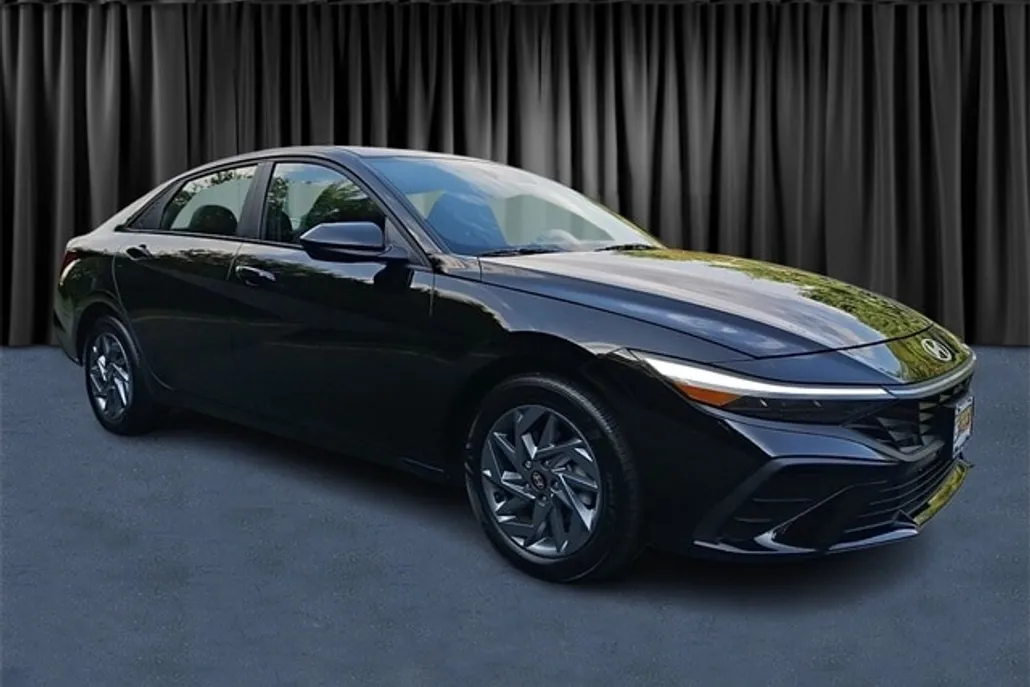 2024 Hyundai Elantra SEL photo 1