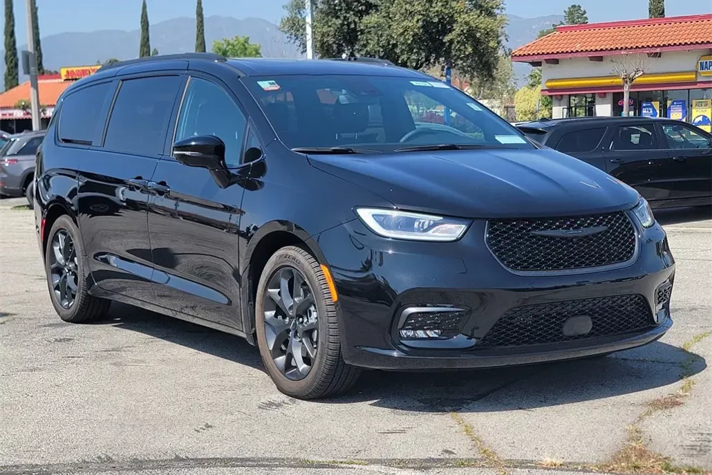 2024 Chrysler Pacifica Touring L photo 1