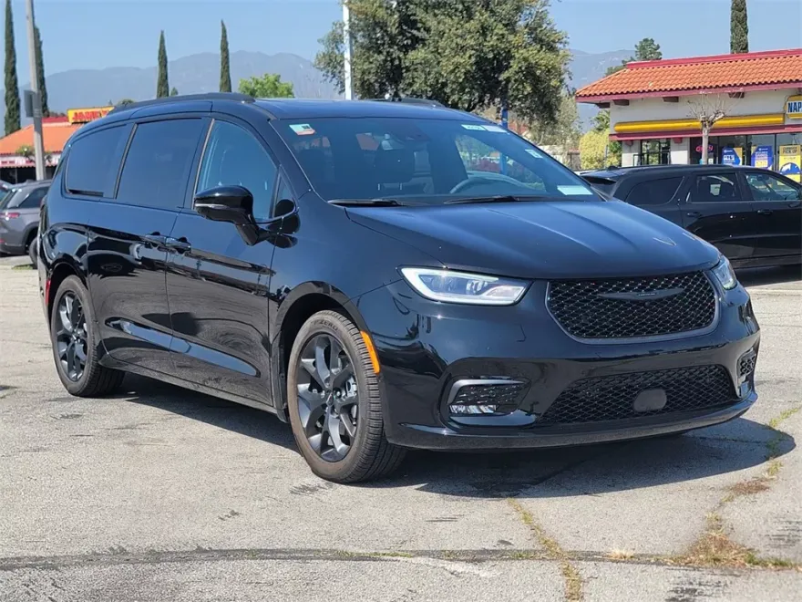 2024 Chrysler Pacifica Touring L photo 1