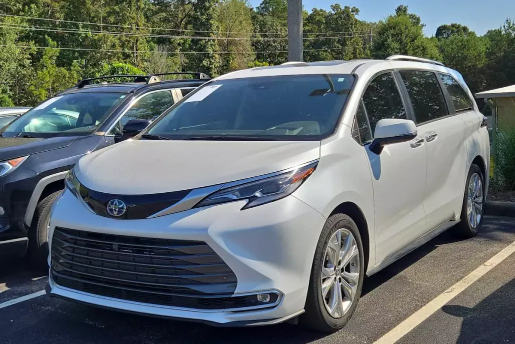 2022 Toyota Sienna Platinum photo 1