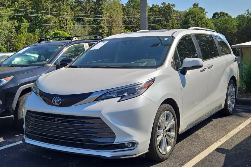 2022 Toyota Sienna Platinum photo 1
