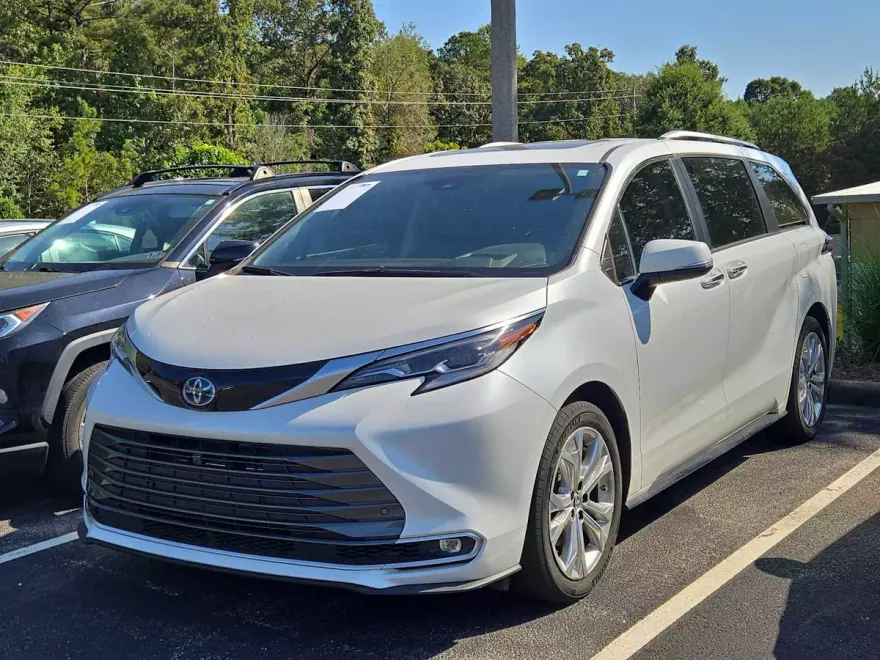 2022 Toyota Sienna Platinum photo 1
