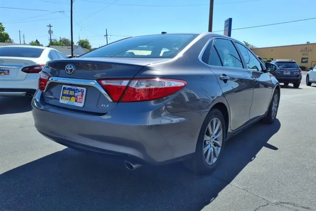 2016 Toyota Camry XLE photo 1