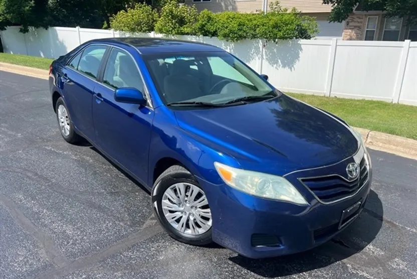 2010 Toyota Camry LE photo 1
