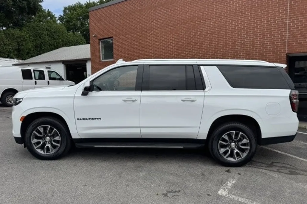 2021 Chevrolet Suburban LT photo 1