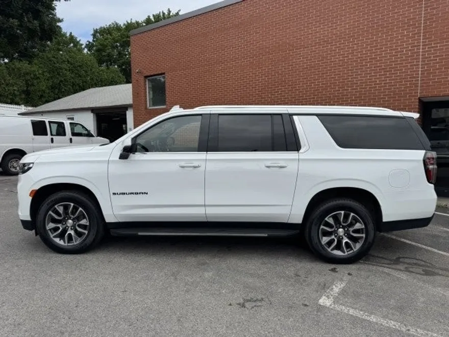 2021 Chevrolet Suburban LT photo 1