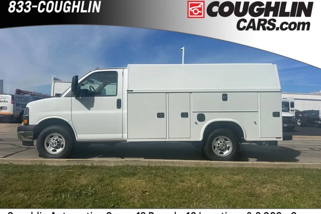 2025 Chevrolet Express Cutaway 3500 photo 1