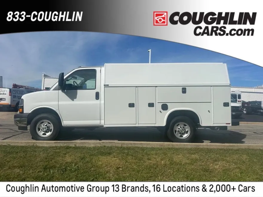 2025 Chevrolet Express Cutaway 3500 photo 1