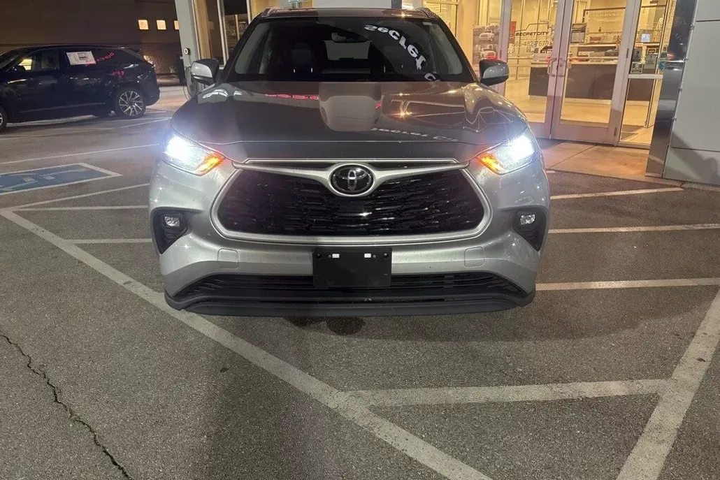2022 Toyota Highlander XLE photo 1