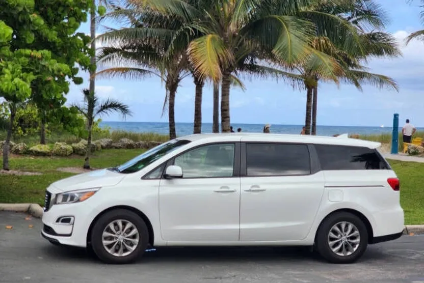 2020 Kia Sedona LX photo 1