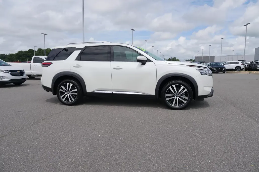 2024 Nissan Pathfinder Platinum photo 1