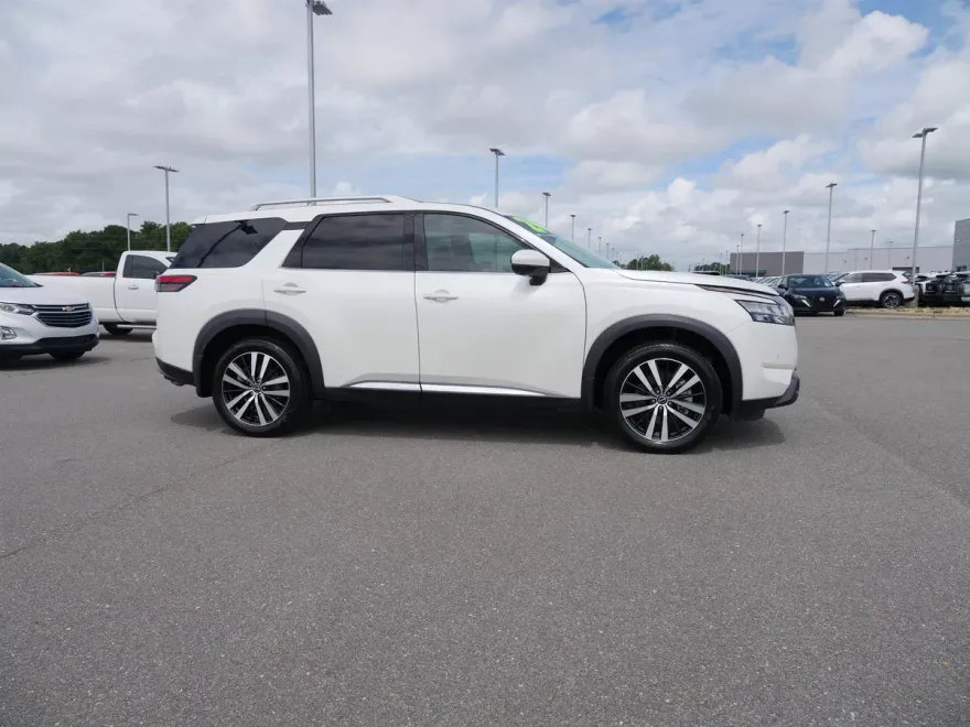 2024 Nissan Pathfinder Platinum photo 1
