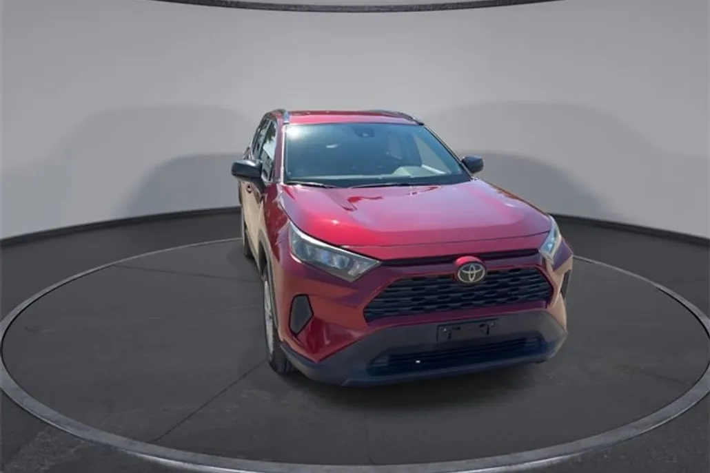 2020 Toyota RAV4 LE photo 1