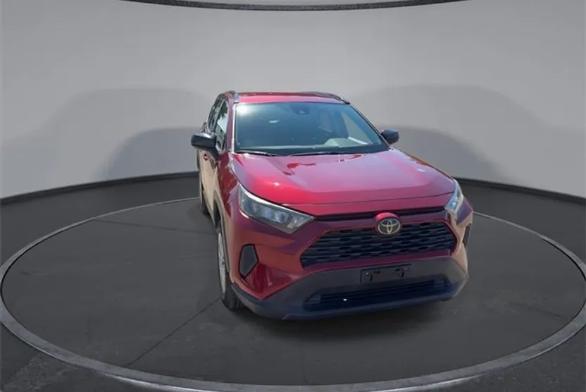 2020 Toyota RAV4 LE photo 1