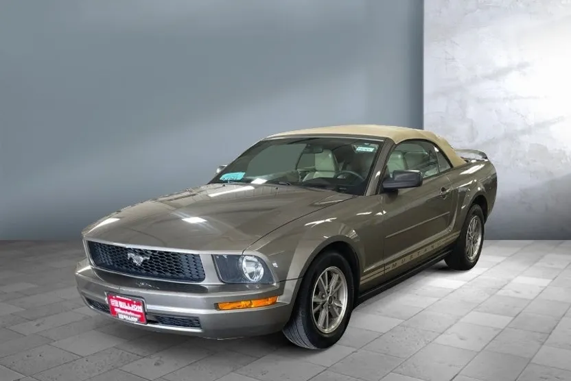 2005 Ford Mustang Deluxe photo 1