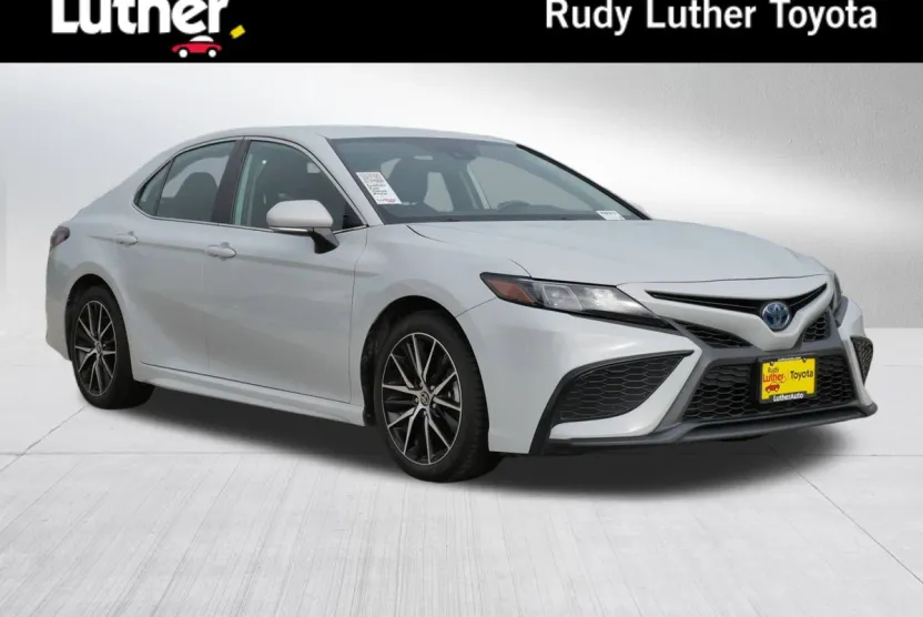 2022 Toyota Camry Hybrid SE photo 1