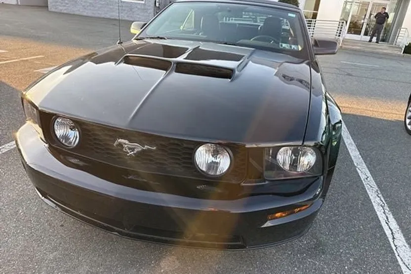 2005 Ford Mustang Convertible photo 1