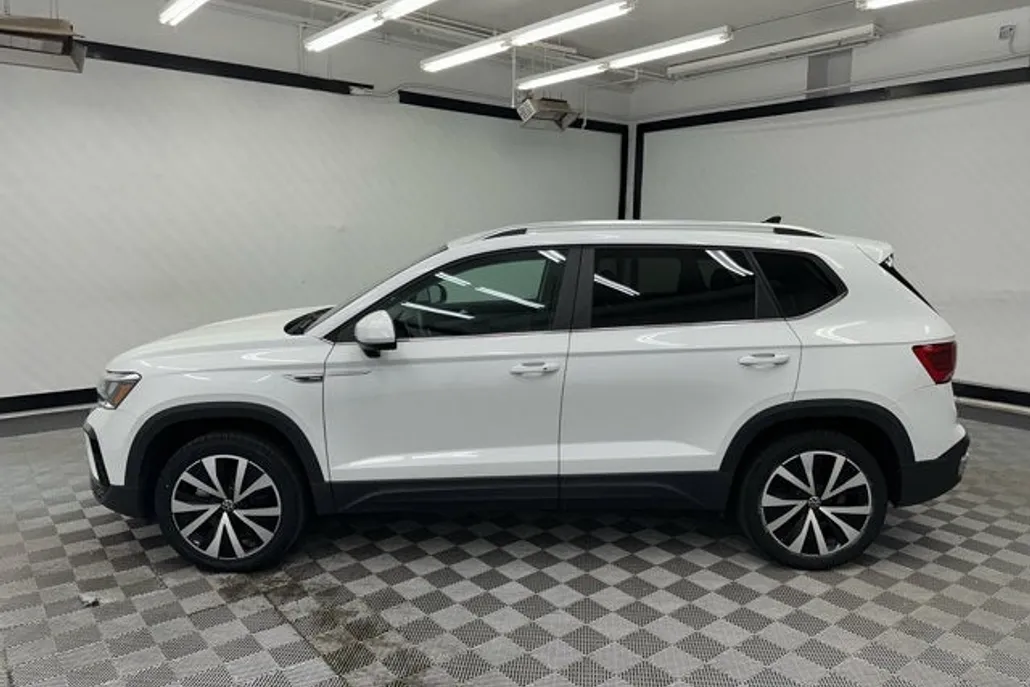 2022 Volkswagen Taos SE photo 1