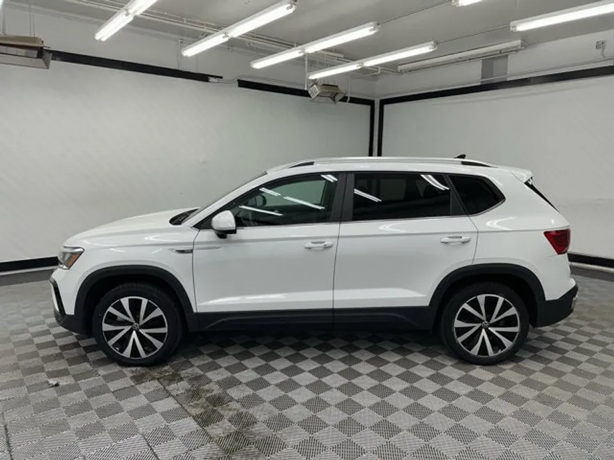 2022 Volkswagen Taos SE photo 1