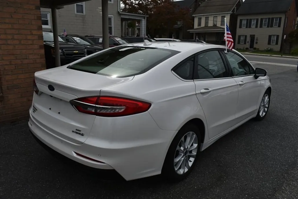 2019 Ford Fusion SE Hybrid photo 1