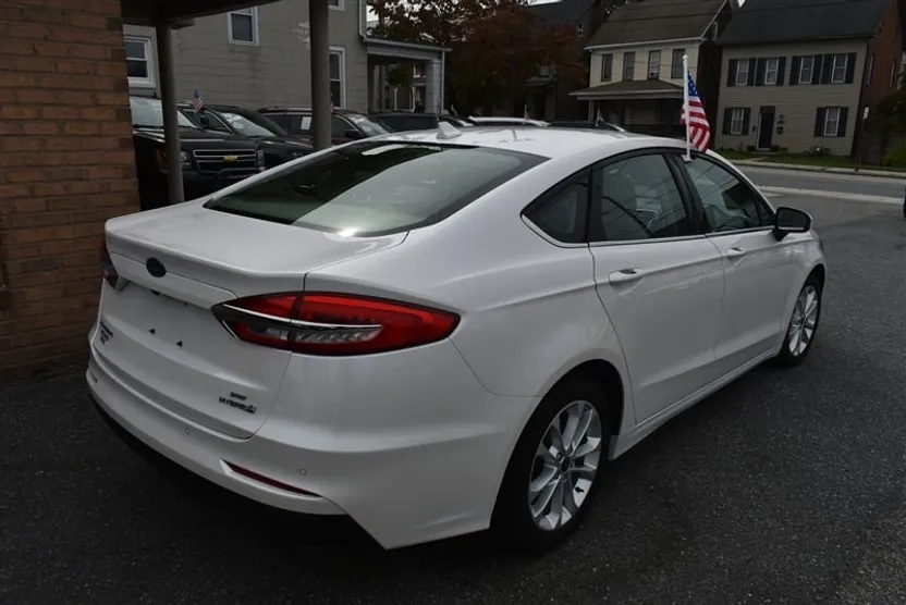 2019 Ford Fusion SE Hybrid photo 1