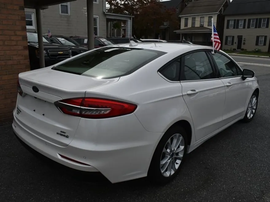 2019 Ford Fusion SE Hybrid photo 1