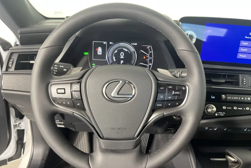2025 Lexus ES 300h photo 1