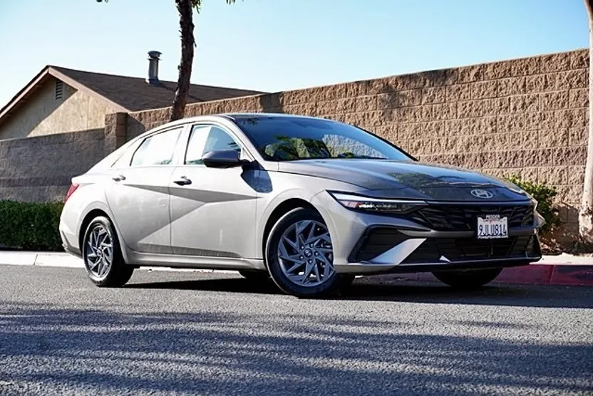 2024 Hyundai Elantra SEL photo 1