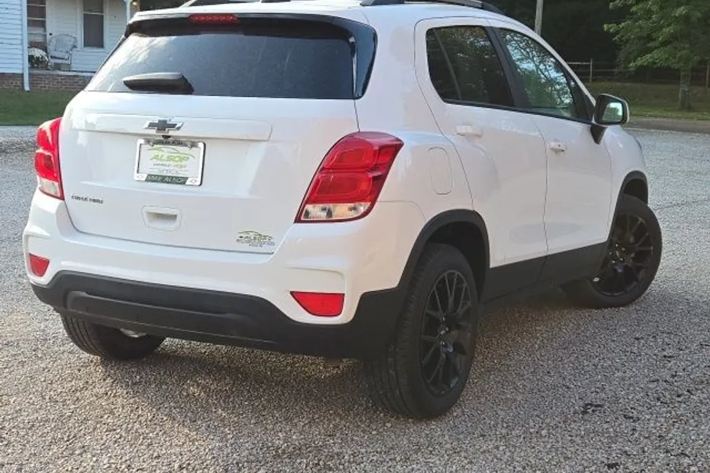 2022 Chevrolet Trax LT photo 1