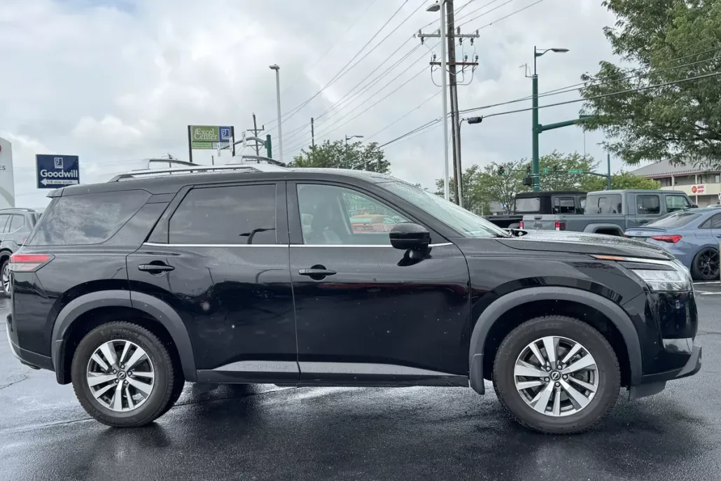 2023 Nissan Pathfinder SL photo 1