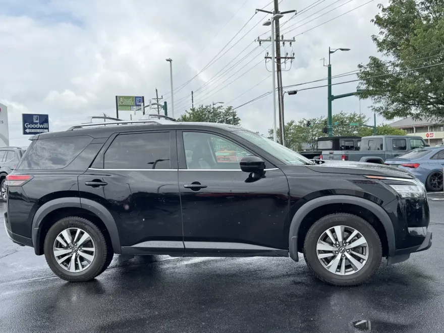 2023 Nissan Pathfinder SL photo 1