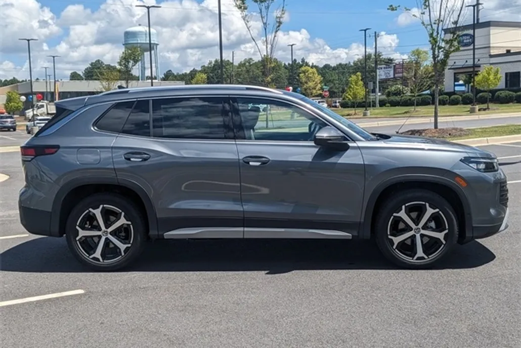 2025 Volkswagen Tiguan SE photo 1