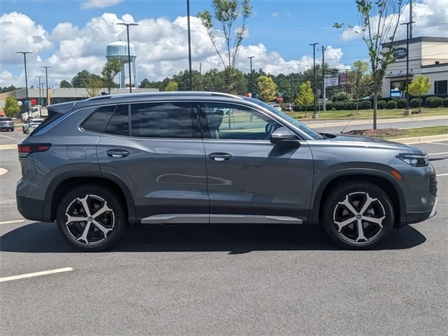 2025 Volkswagen Tiguan SE photo 1