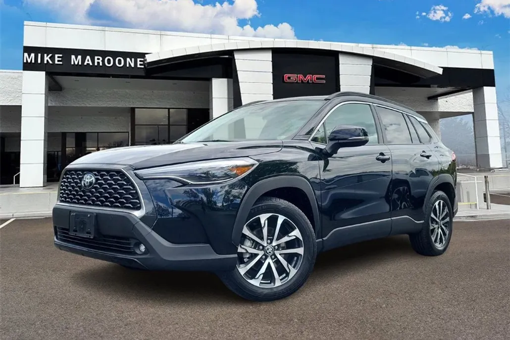 2023 Toyota Corolla Cross XLE photo 1