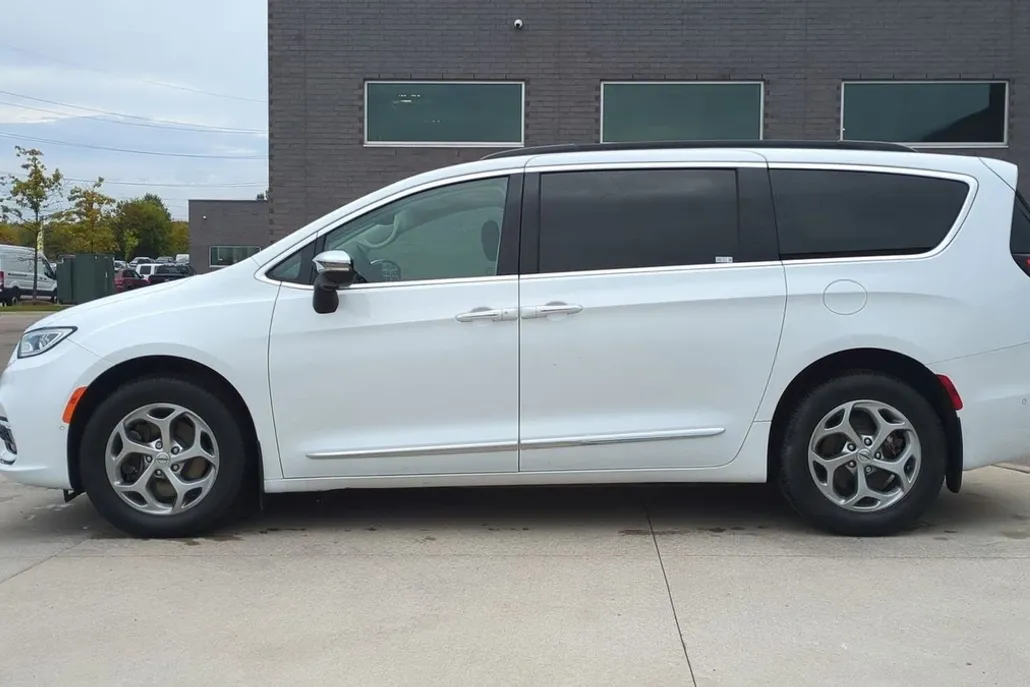 2023 Chrysler Pacifica Limited photo 1